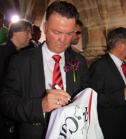 Trainer Louis van Gaal goitb Autogramme (Foto. Martin Schmitz)
